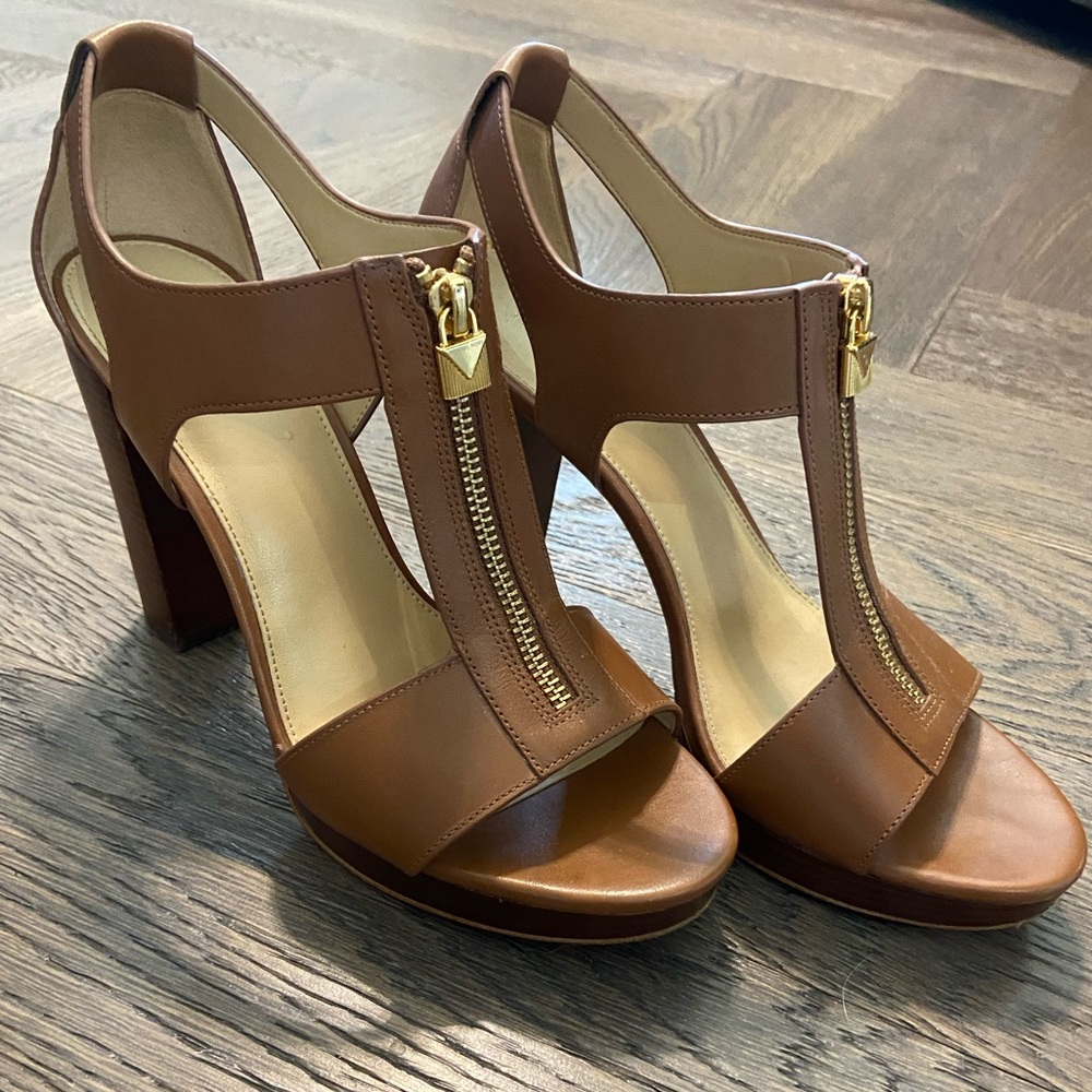 Michael Kors size 8 pump